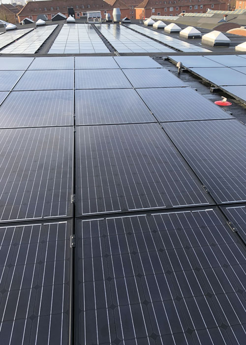 Solceller på Svømmestadion Danmark.
